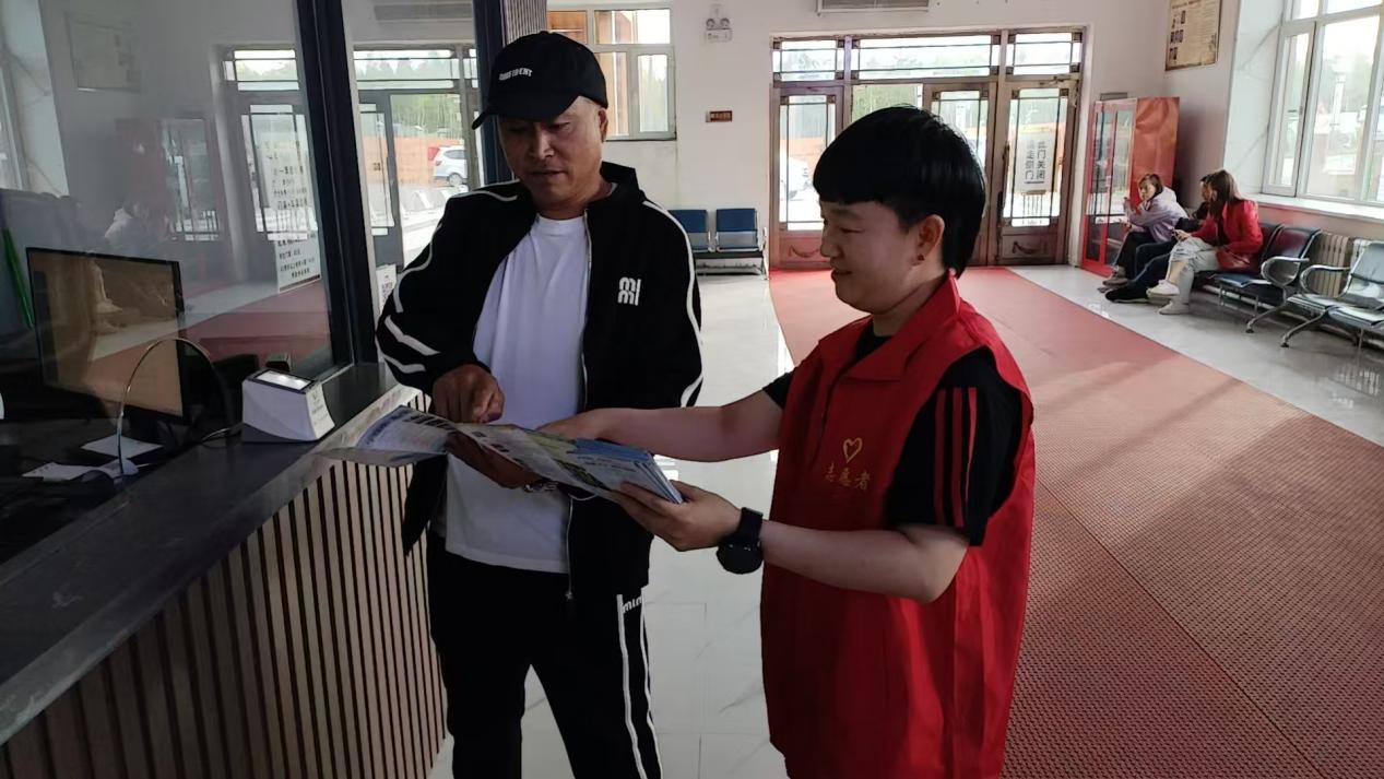 圖強林業局生態旅游發展公司開展志愿服務活動 旅游咨詢服務溫暖人心